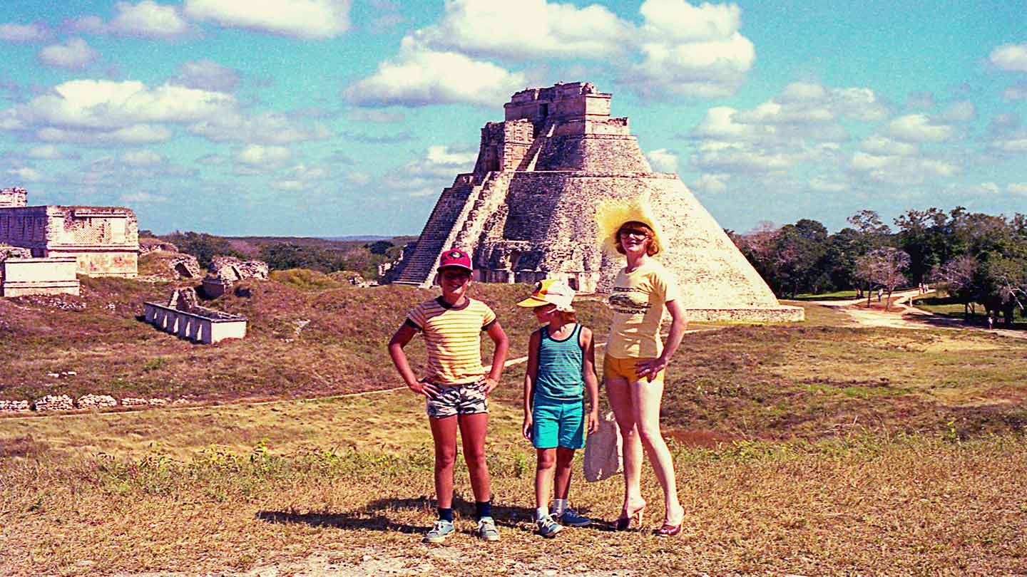 在金字塔前的女人和两个孩子